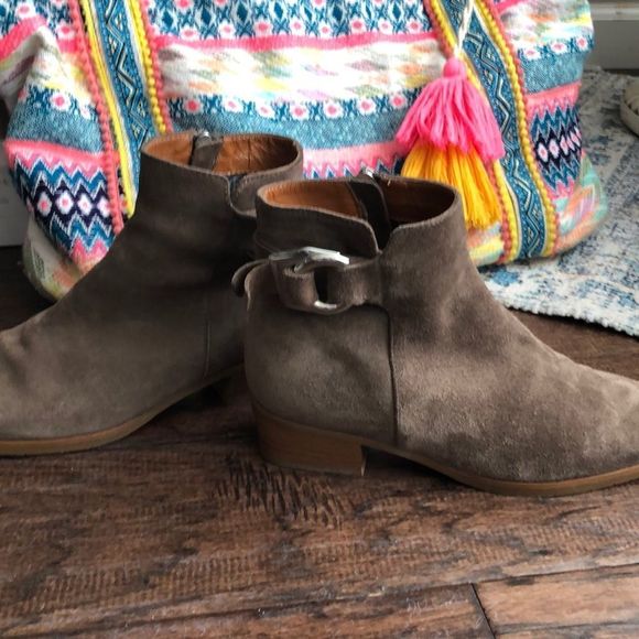 E U C! Aquatalia Faria Taupe Suede Weatherproof Ankle Bootie S : 6 BARELY WORN - Picture 2 of 14